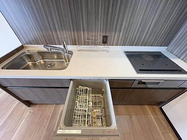 壁付けのキッチンは空間を広く使うことができます。配膳や後片付けの動線も最短で済むメリットがあります。