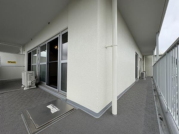 東側・南側につながるバルコニー。陽当り・通風良好です。