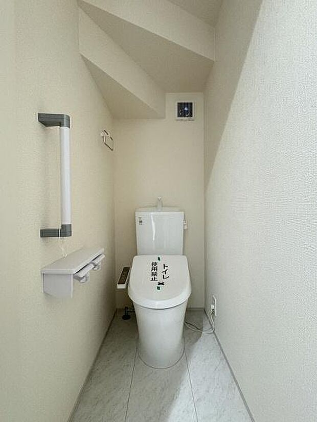 立ち上がりに便利な手すり付きのトイレ。温水洗浄便座です。(写真は1階トイレ)