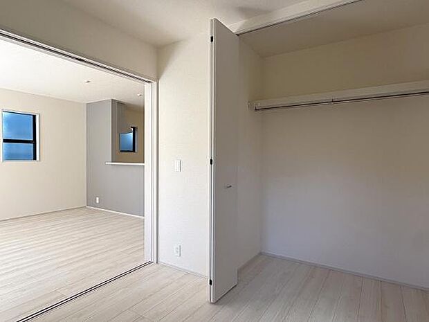 両開きのクローゼットは大きなものの出し入れも楽々。リビングと続けて広く使えます。
