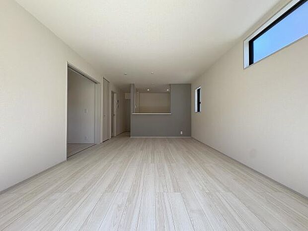 白を基調とした壁に囲まれたリビングは、家具の配置を自由に考えられる余白があります。DIYで棚を造作するのも、絵になりそうな空間です。