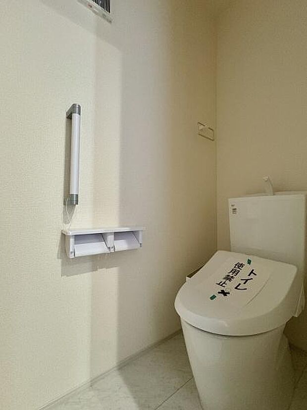 立ち上がりに便利な手すり付きのトイレ。温水洗浄便座です。(写真は1階トイレ)