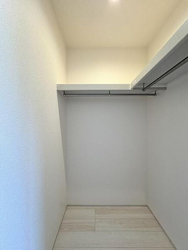 7.5帖洋室内ウォークインクローゼット。季節物もしっかり収納できます。