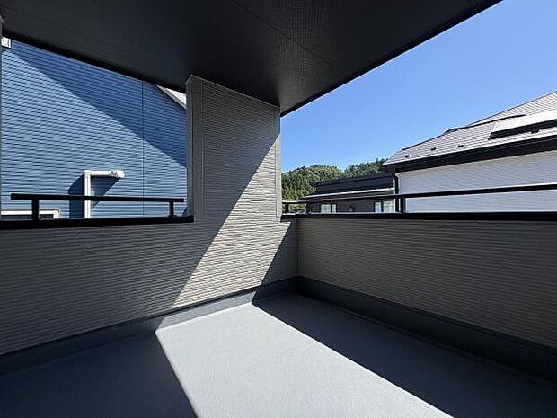 雨の日も安心の屋根付きバルコニー。