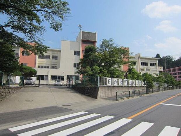 日の出町立大久野中学校まで1305m