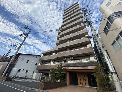 外観:駅まで徒歩1分のため、通勤や通学で駅を利用される方にも安心の立地。洗練されたデザインのエントランスが、温かく迎えてくれます。 外観:駅まで徒歩1分のため、通勤や通学で駅を利用される方にも安心の立地。洗練されたデザインのエントランスが、温かく迎えてくれます。