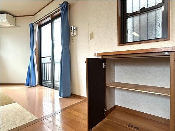 リビングの収納カウンターは日用品や趣味の道具を分散して収納できる便利な一角。限られた空間を無駄なく使い切る工夫が光り、毎日の暮らしやすさを大きく高めてくれます。