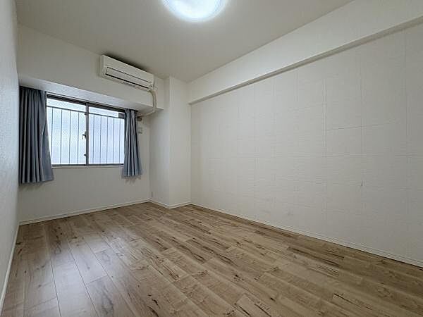 主寝室にもおすすめの約7帖の洋室です。