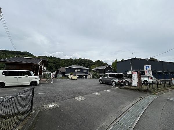 物件近隣には軍畑園地や川があります。