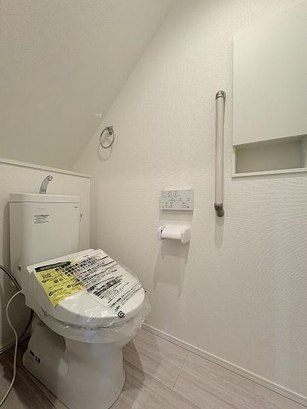 1階・2階にそれぞれ設けられたトイレは温水洗浄便座です。(写真は1階トイレ)