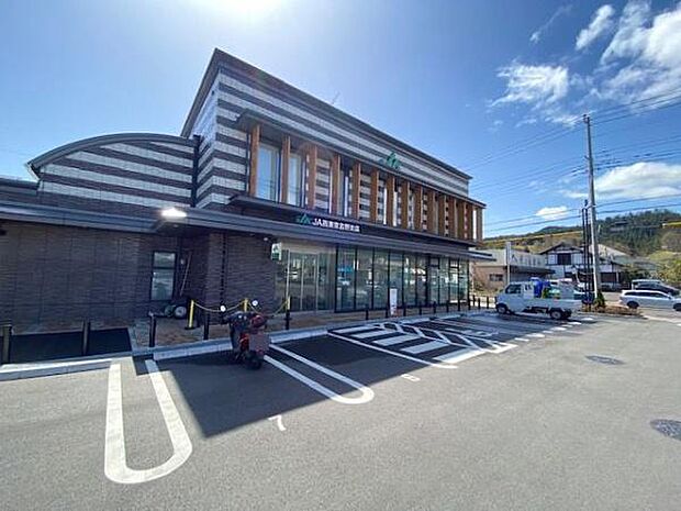 ＪＡ西東京吉野支店まで718m、取れたての新鮮野菜を取り扱うグリーンセンターを併設した店舗