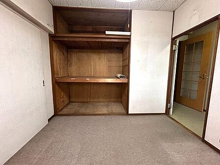 押入れの内部までしっかりと確認できる収納は、奥行きがあり季節ものをまとめて収められそうです。棚板の位置も生活に合わせやすい造りです。