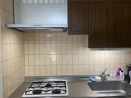 木目調の温もりある造作が美しいキッチンは、2026年9月に換気扇を新品交換済みで気になる臭いやお手入れの手間も軽減。ご夫婦の毎日の料理時間が、より快適なひとときに変わります。