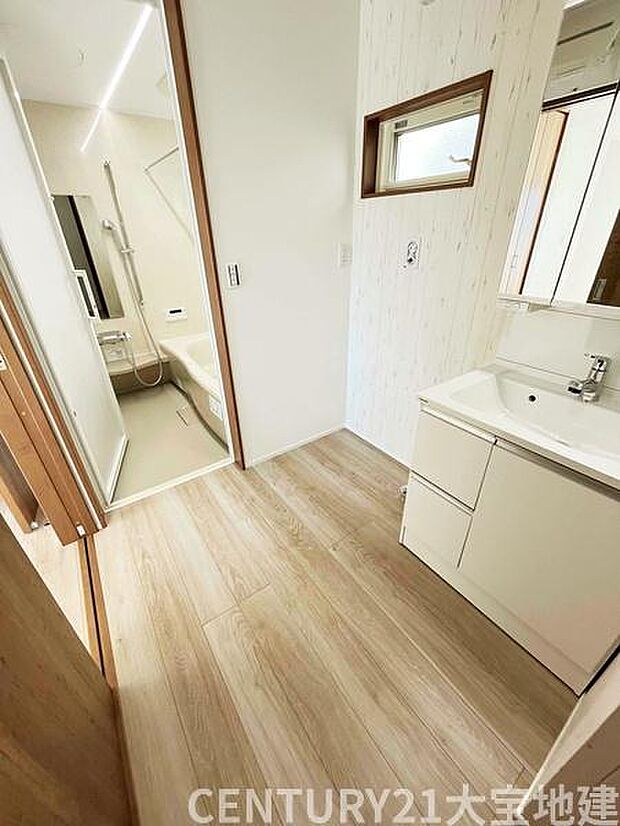 ■約2.5帖の洗面所にはシャンプードレッサーとクローゼットを配置■洗面所の収納は、タオルや日用品の在庫を収納できるのでとっても便利！■収納内にはコンセントがあるため充電式の掃除機も収納できます