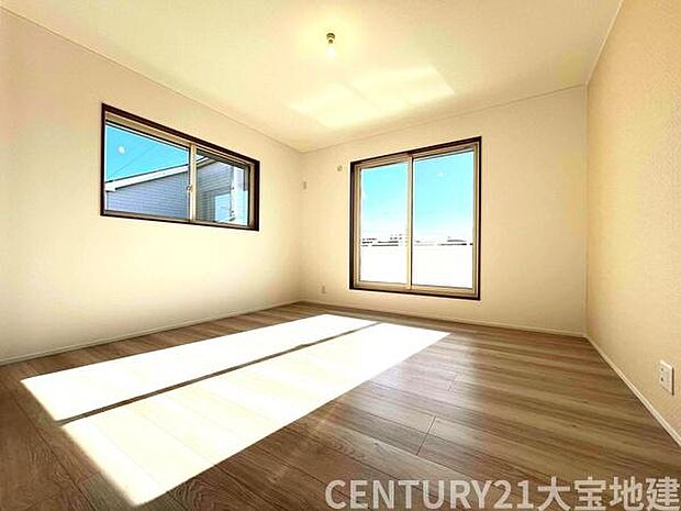 【5号棟　主寝室】■2面採光の明るいお部屋■たっぷり収納できるウォークインクローゼット付■アクセントクロスがお洒落