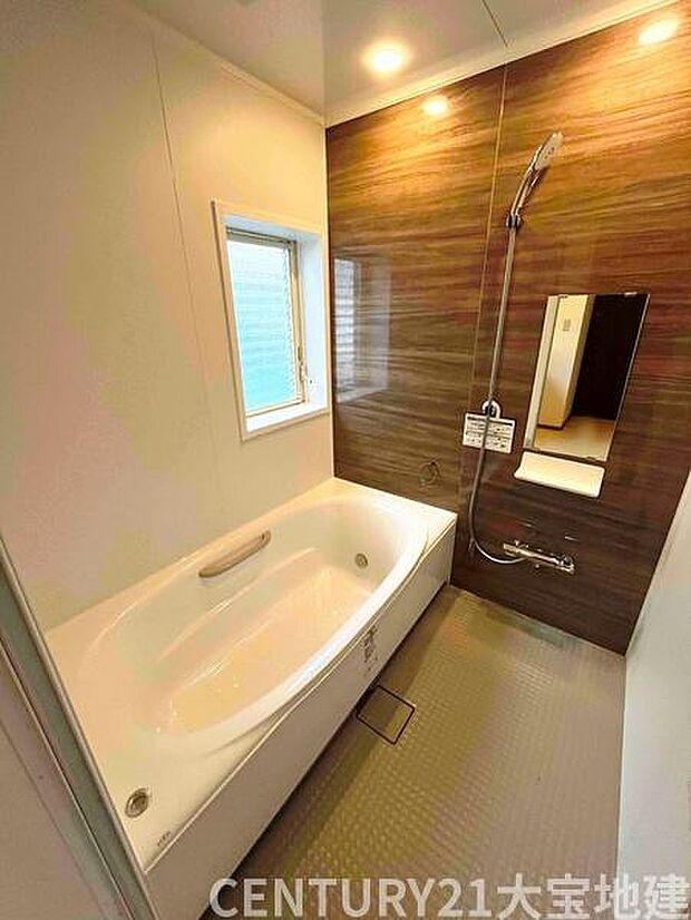 ■新品の浴室■お洒落な木目調のアクセントパネルが落ち着いた雰囲気■広々1坪風呂