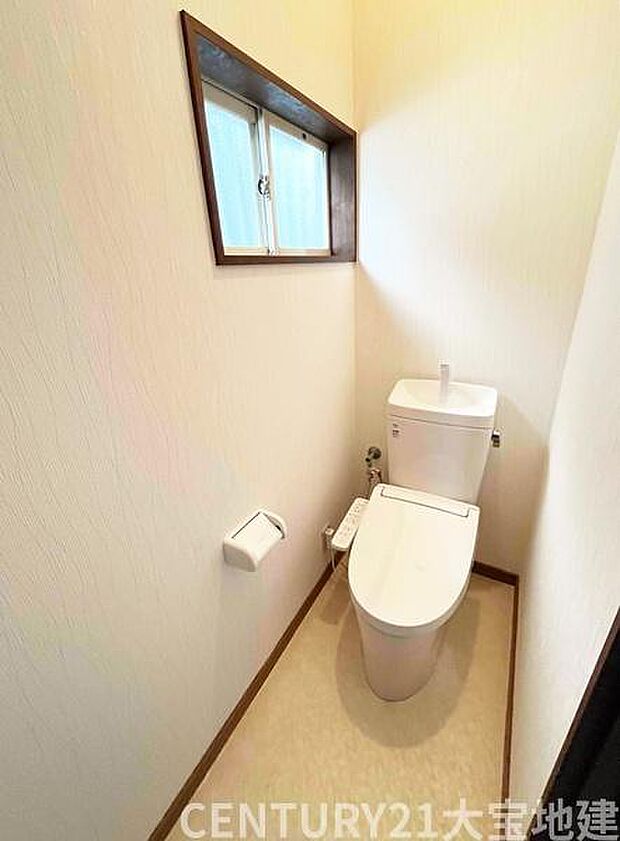 ■1階トイレも新品です（便器と便座）■壁紙を貼り替えました
