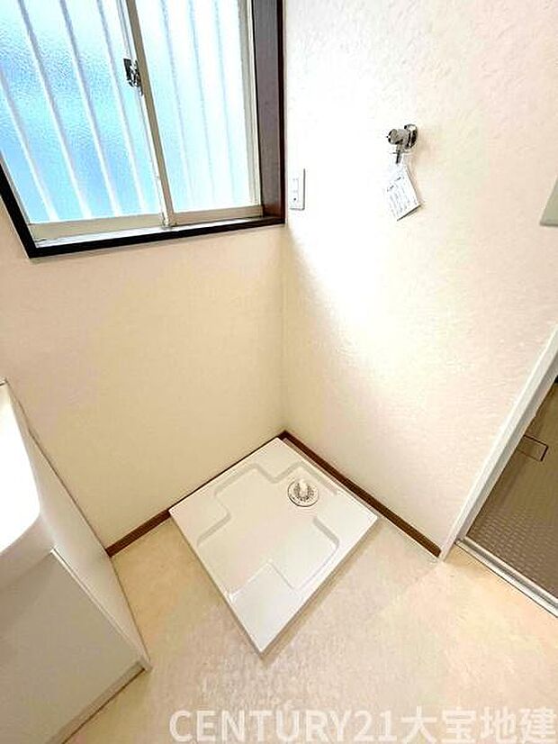 ■洗濯機置場には防水パンが設置されています■窓があり空気の入れ替えができます