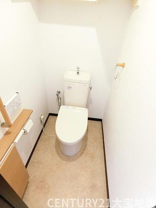 ■温水洗浄暖房便座付き■トイレの上部には収納スペースがあります