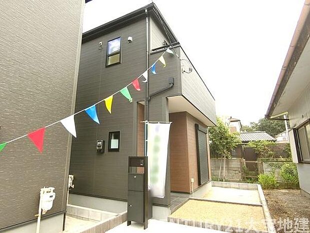 スーパーマーケットまで徒歩4分です