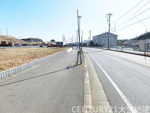 ■幅員約16ｍ道路に接道■西側の道路です■こちらの道路から車の出入りはできません