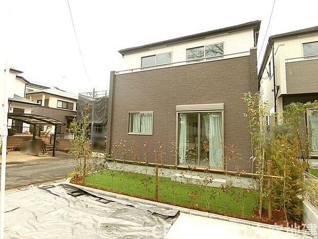 スーパーマーケットまで徒歩5分です