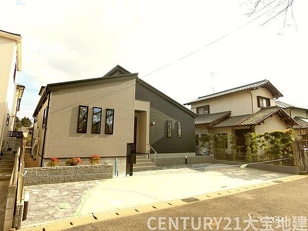 並列2台と小型車1台駐車可能です