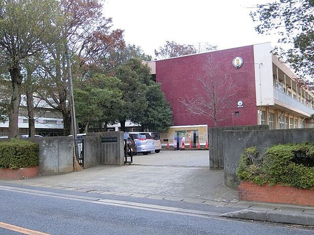 四街道市立四街道小学校まで1400m