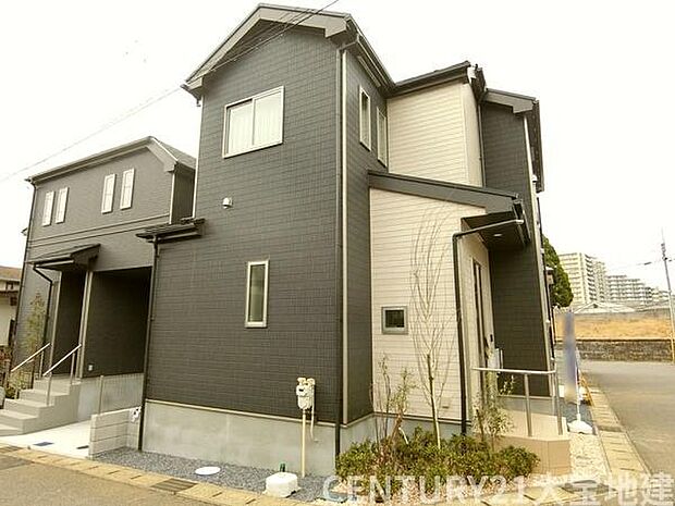 人気の角地で明るく通風良好です
