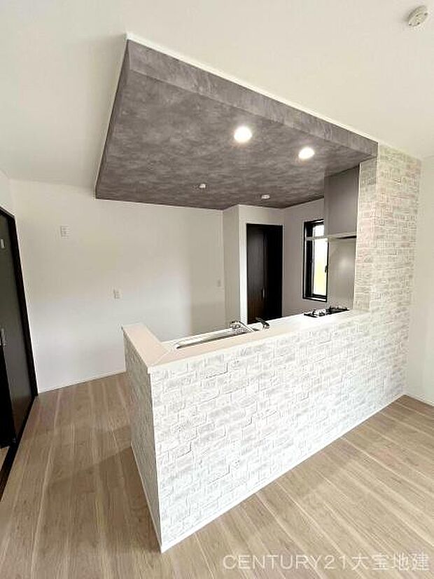 ■おしゃべりをしながら料理ができる嬉しいオープンなキッチン■人気のポップアップ天井■色や素材感の異なる天井があることで変化が生まれ、アクセントになります