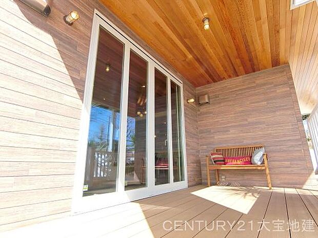 ■流行の西海岸系デザインのお家。■気持ちの良い風が通り抜けるテラスで読書や音楽鑑賞をお楽しみいただけます！