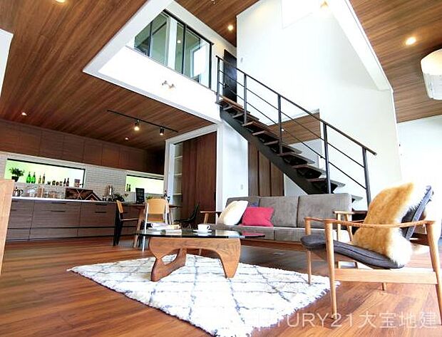 ■リビング上部は吹き抜けになっているため、温かな陽射しが入り込み明るく開放的な空間！■ブラックのシースルー階段がカッコいい！