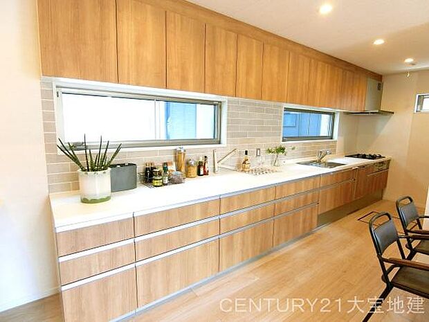 ■ワイドなキッチンは約6ｍ■壁面にキッチンを配置することで開放的な空間に■広いシステムキッチンには引出しや棚がたくさんあり、調理家電の置場が確保でき、調理器具や食材などもすっきりと収納できます