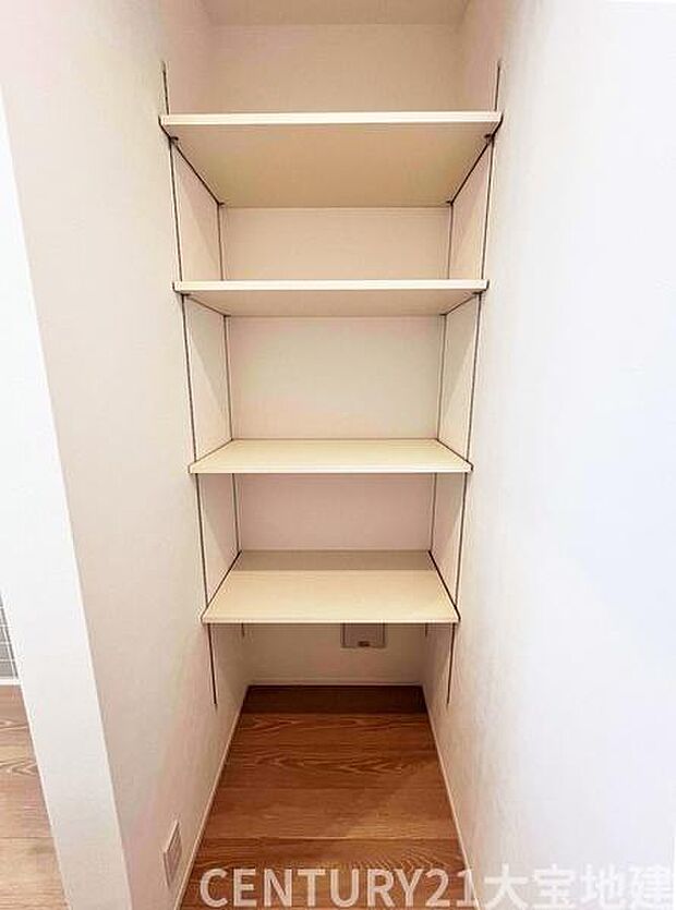 キッチン隣接のパントリー