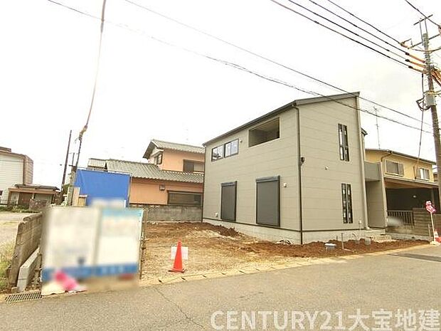 前面道路、敷地ともに広く開放感があります