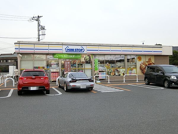 ミニストップ四街道下志津新田店まで732m