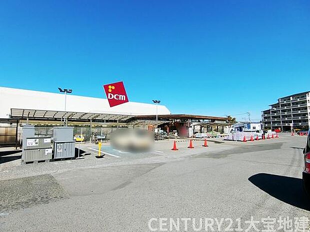 DCM小深店まで875m