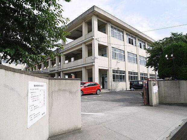 加古川市立鳩里小学校まで1208m