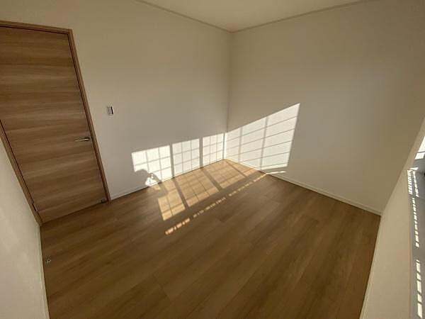 お子様部屋や書斎にも最適な明るい洋室。収納付きでお部屋をすっきり保てます。