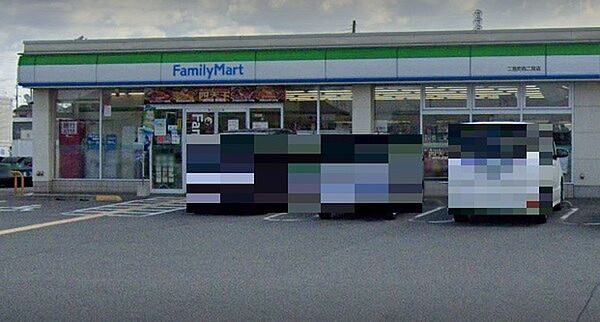 ファミリーマート二見町西二見店まで660m