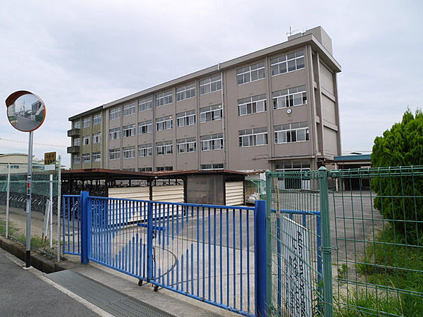 加古川市立山手中学校まで1428m