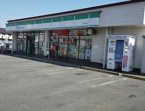 ファミリーマート 土山駅前店まで695m