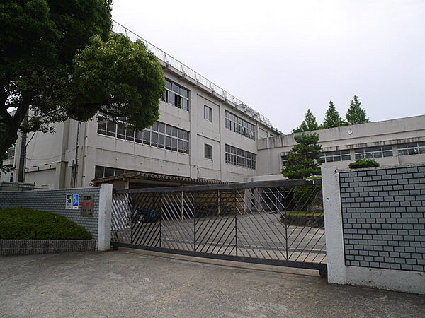 高砂市立米田小学校まで557m