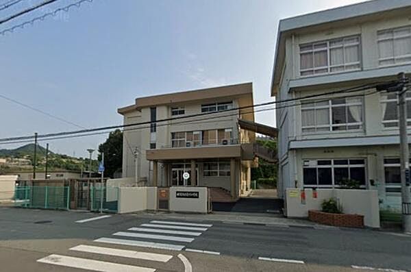 荒川小学校まで2030m