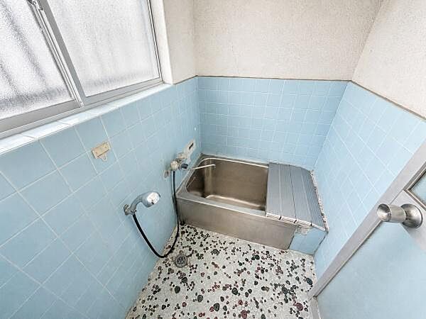 窓付きで自然光を取り込める明るい浴室。換気もしやすく、湿気対策にも嬉しい設計です。コンパクトながら必要な設備がまとまり、毎日の入浴を快適にサポートします。