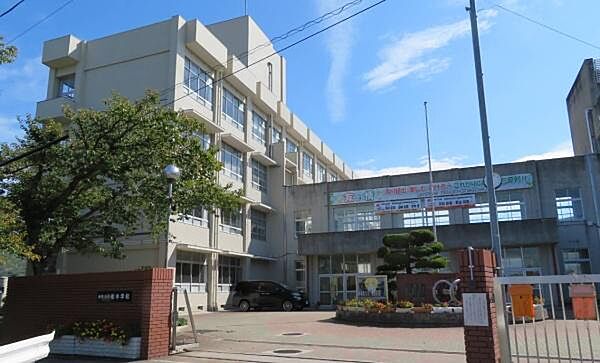 姫路市立東中学校まで833m