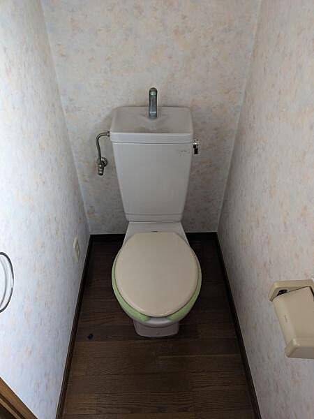 寝室のある2階にもトイレを設置。夜間や起床時に階段を下りずに利用でき、毎日の暮らしに便利です。1階と使い分けられるため、ご家族の利用が重なる時間帯にも重宝。手洗い付きで、落ち着いた色合いの空間です。