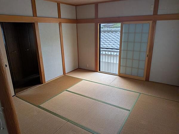 木の柱と障子が落ち着いた雰囲気をつくる8帖の和室。足を伸ばしてくつろぐ場所としてはもちろん、寝室や客間にも活用できます。押入を備え、布団や季節の品を収納できるのもうれしいポイントです。