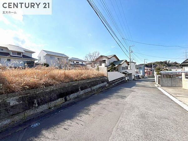 小学校まで徒歩圏内。お子さまにとって登下校の負担が少ないのはもちろん、学校行事や授業参観にも参加しやすく子育て期を親子で一緒に楽しめます。