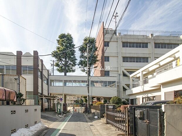 松戸市立小金小学校まで766m、「心身ともに調和のとれた健康な子どもの育成」を教育目標にかかげている小学校です。（令和5年度）
